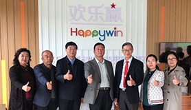 学校领导团队和专家合影